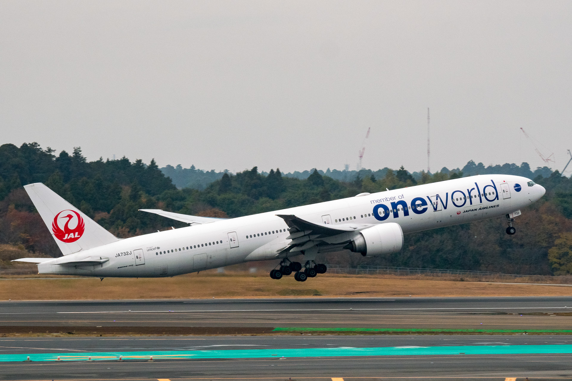 JAL、国際線ボーイング 777-300ER型機の機内デザイン刷新。8月から順次