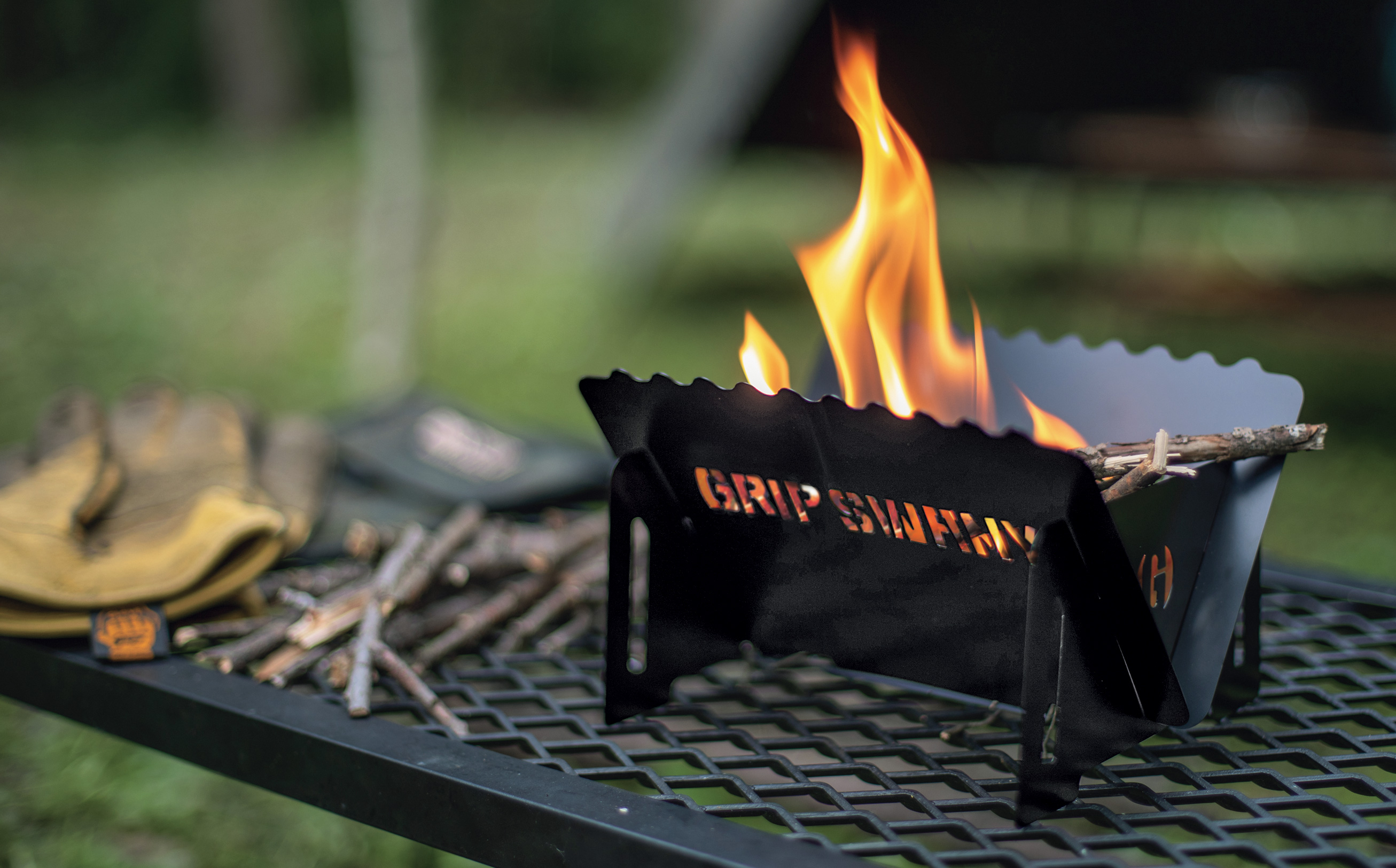 BE-PAL12月号、付録は薪が入れやすい同誌史上最大サイズの焚き火台