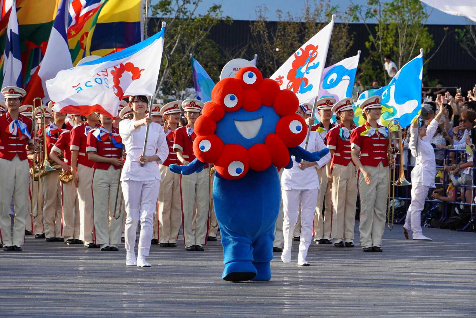 ミャクミャクがアバンギャルディと踊りまくる！ 万博閉幕日フラッグ