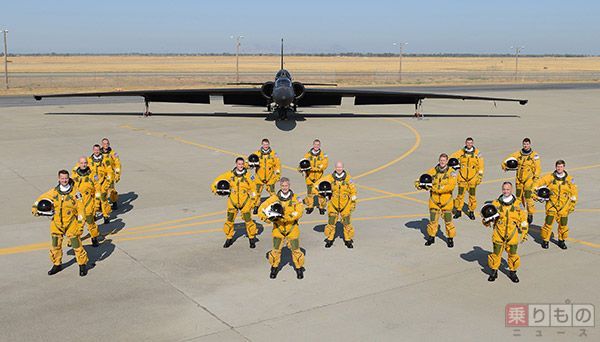着陸には要クルマ？ 偵察機U-2Sが現役のワケ 冷戦の生き証人、2050年