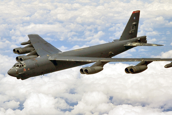 なぜ100年も運用？「太っちょ野郎」B-52 ご長寿だけじゃない、注目す