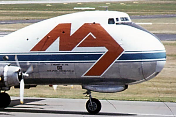 ナニコレ！ 「ジャンボ機そっくりなプロペラ機」なぜ誕生？ 名機が