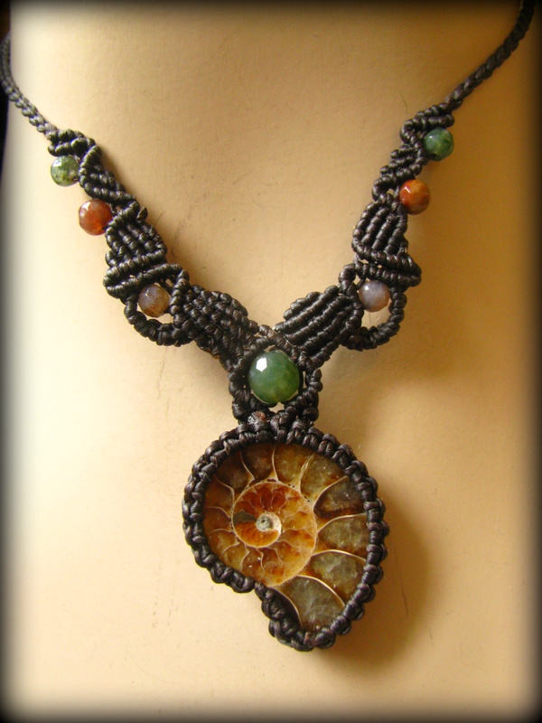 マダガスカル産アンモナイト化石＆きらきらアゲートのマクラメ編み