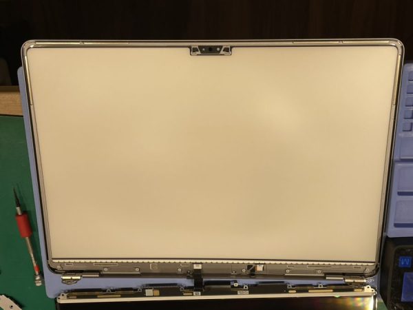 正規修理は10万円(_ _;)】Macbook Air 2022(M2)の画面割れ修理を正規