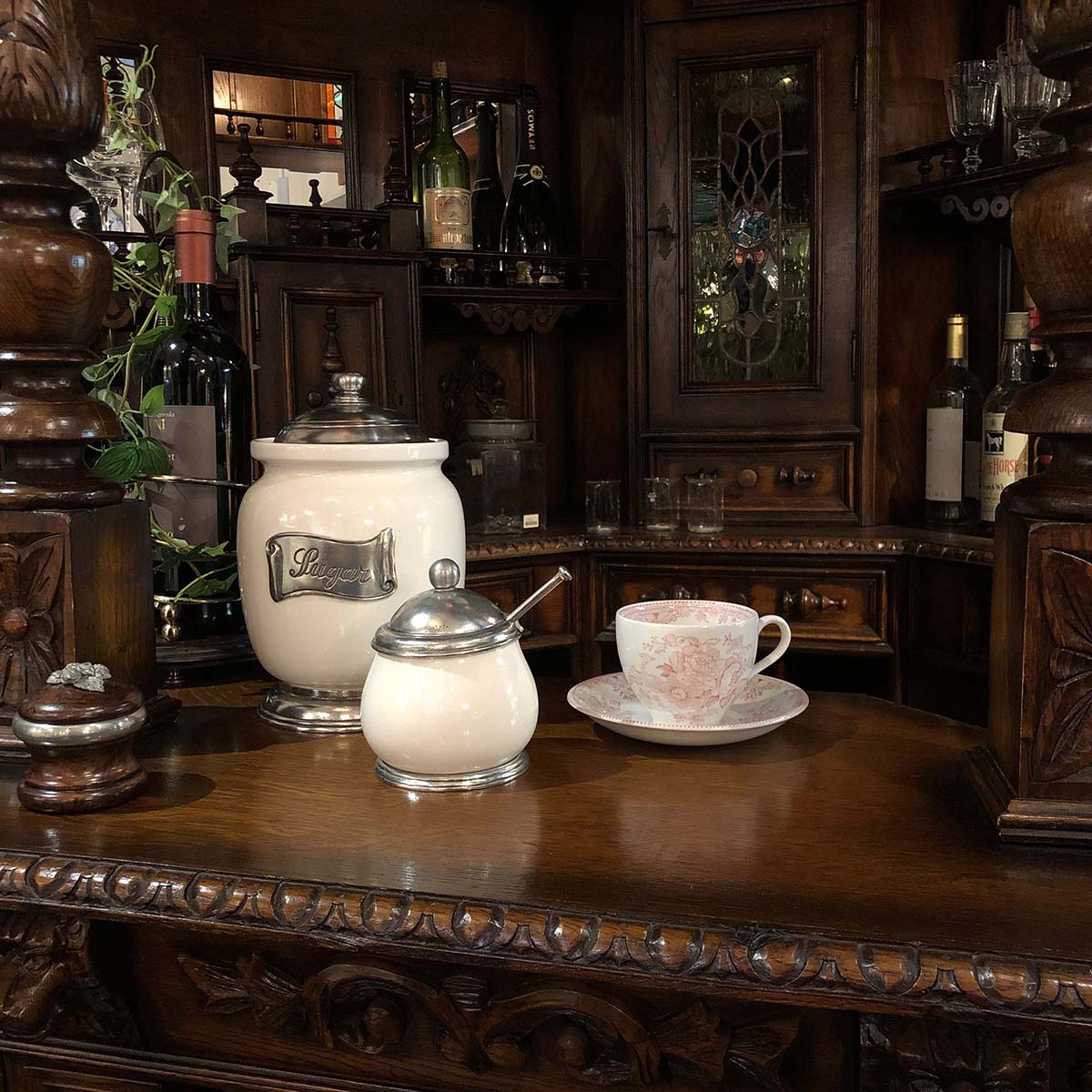 ぽってりとしたフォルムがかわいい、イタリア製の陶器＆ピューターの