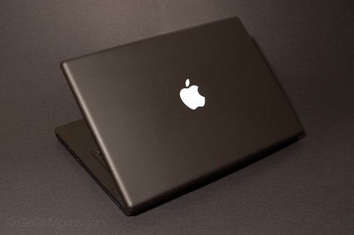 MB063LL/A MacBook 2.16 GHz Intel Core 2 Duo 13.3”(Black) - Used