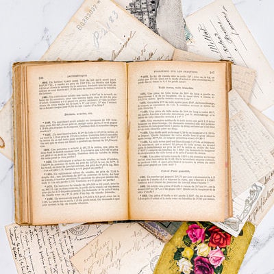 箱に積まれた革装丁の洋書、背表紙の金文字 - ぱくたそ