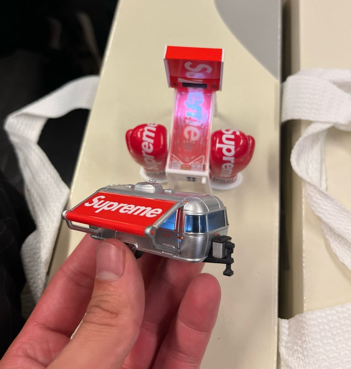 Supreme x Bandai ガシャポンマシンが 25FW Week2 国内9月6日より店舗