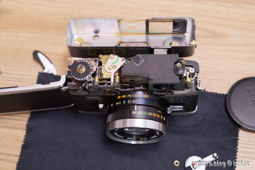 露出計不動でも機械式で動く50年前のカメラ。KONICA C35 FDを分解清掃