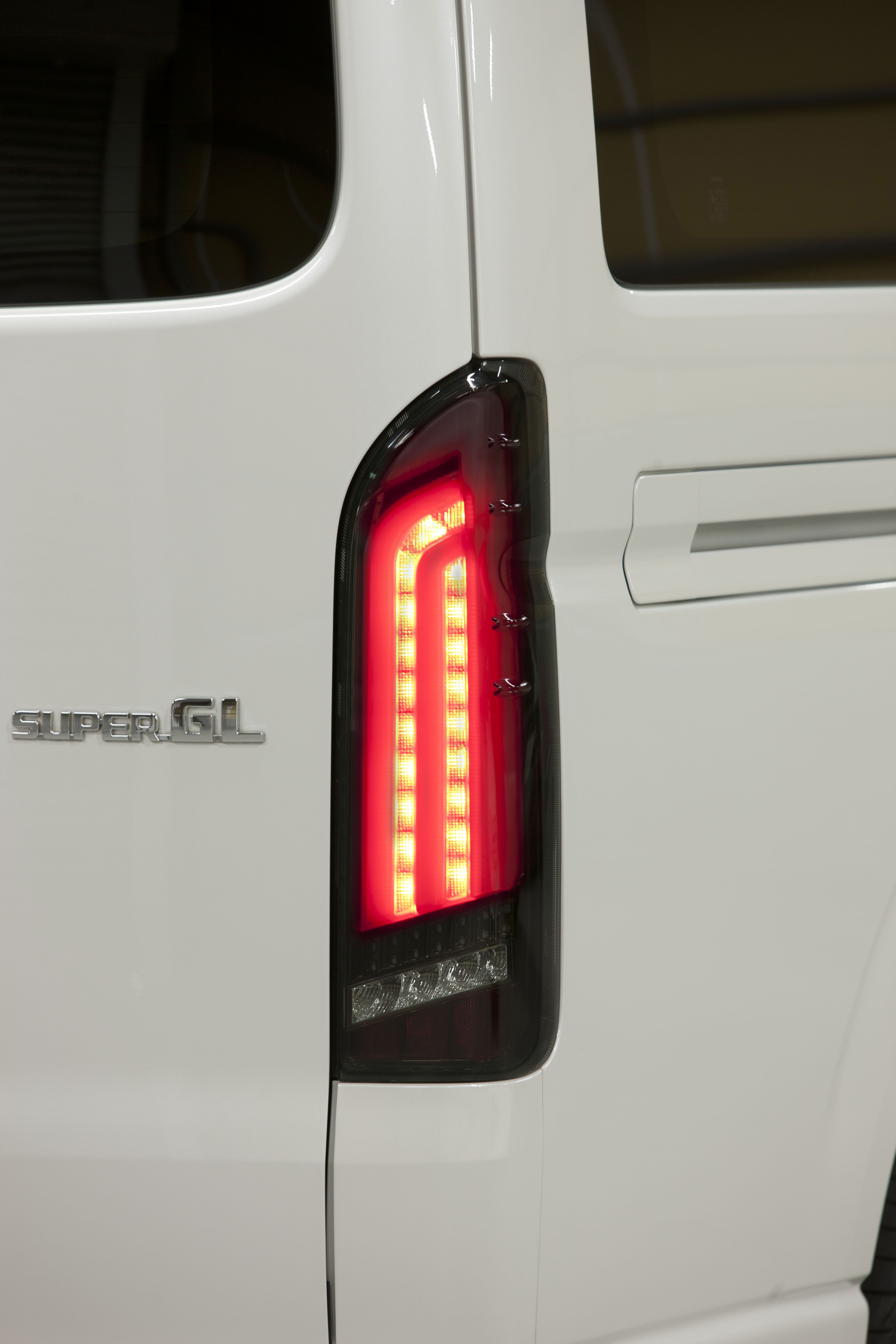 トヨタ 200系 ハイエース ジュエルLEDテールランプ ULTRA Ζ｜製品情報