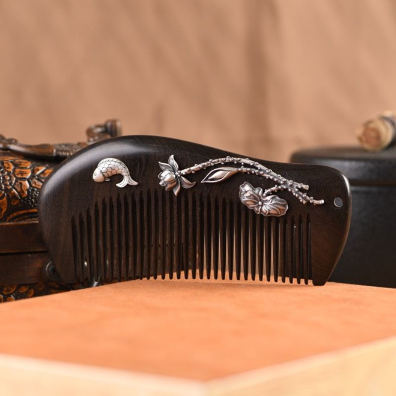 蓮の花と鯉の黒檀櫛 – 日本の伝統と現代技術が融合したアートピース