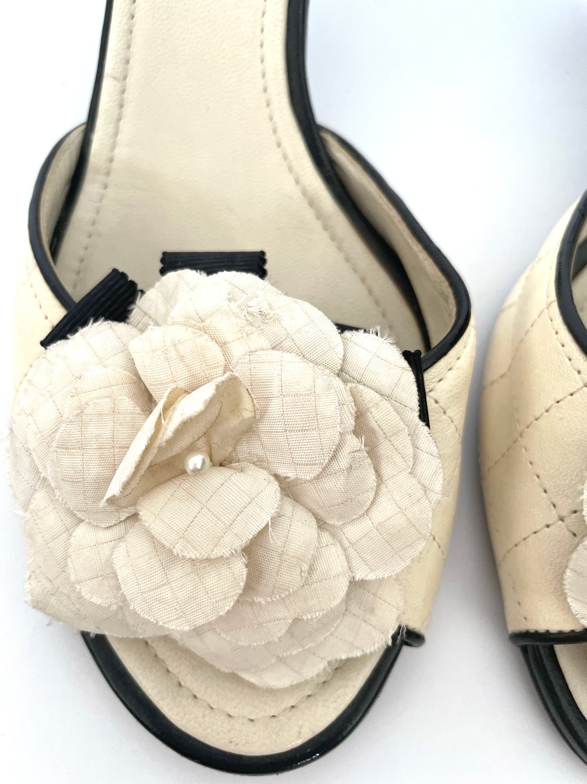 Chanel ivory Camellia sandal heels (EU 37,5 / US 7) – Vintage Baby