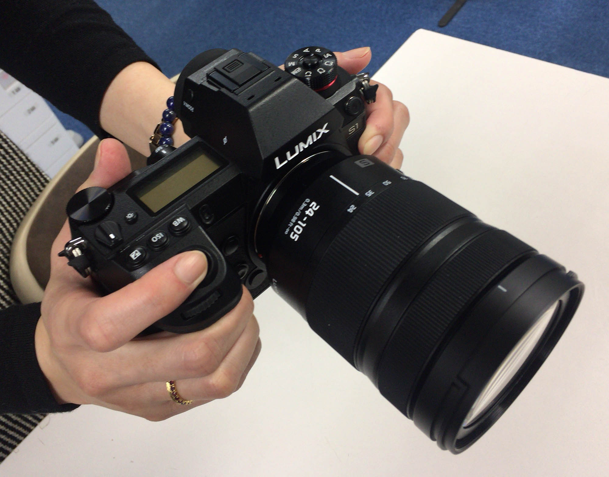 Panasonic S1が編集部に一瞬やってきた。大きさと重さを実感してみた