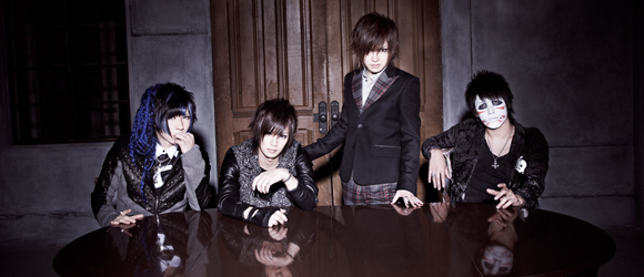 ゴールデンボンバー『たぶん最初で最後の写真集』12月15日発売