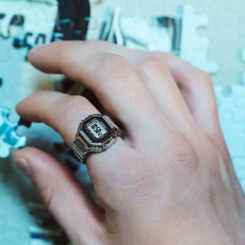 カシオの時計がリングになった フルメタルのリング型デジタルウオッチ