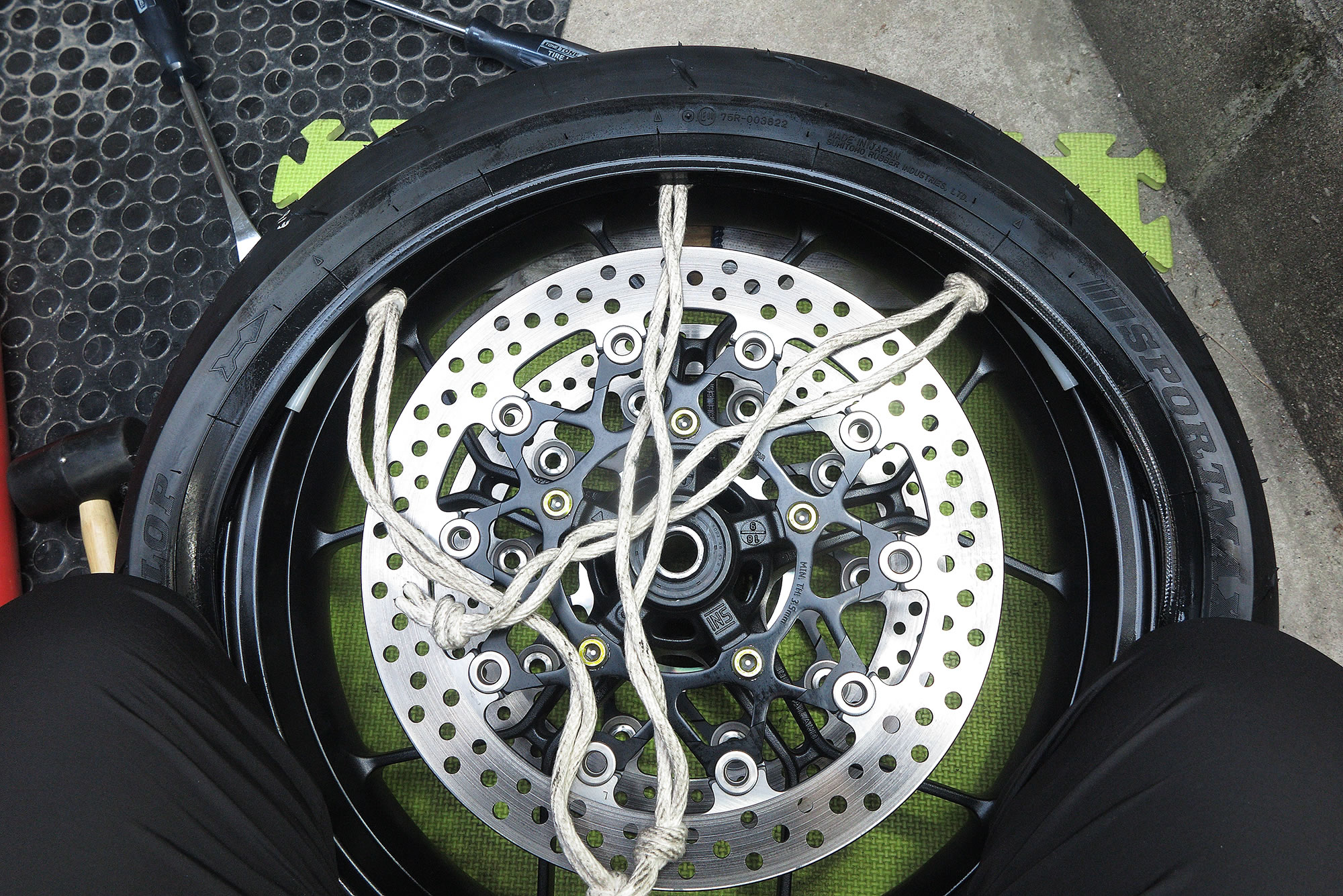 CBR650R(RH03) フロントタイヤの交換2