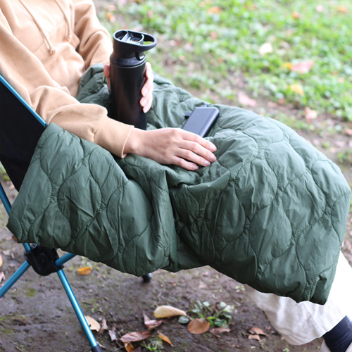 自宅でもキャンプでも防寒に活躍するブランケット。ライフスタイルに