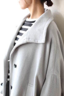ラリア・ムー（Lallia Mù)スタンドカラーフレアコート／グレー