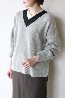 ディニテコリエ(Dignite Collier）Vネックライン入りセーター／グレー