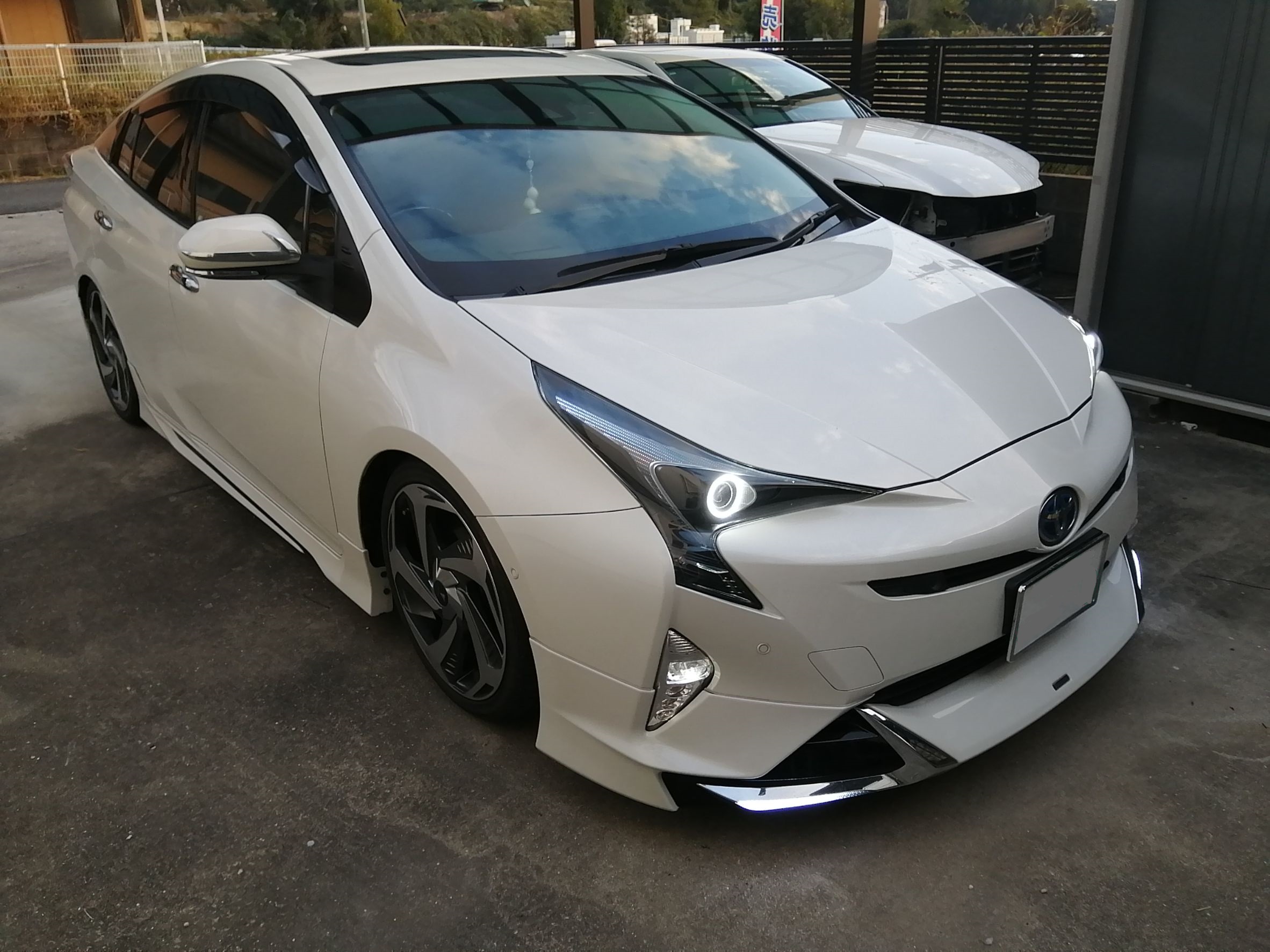 純正風なのに違う！50プリウス ヘッドライトカスタム事例紹介 | LED