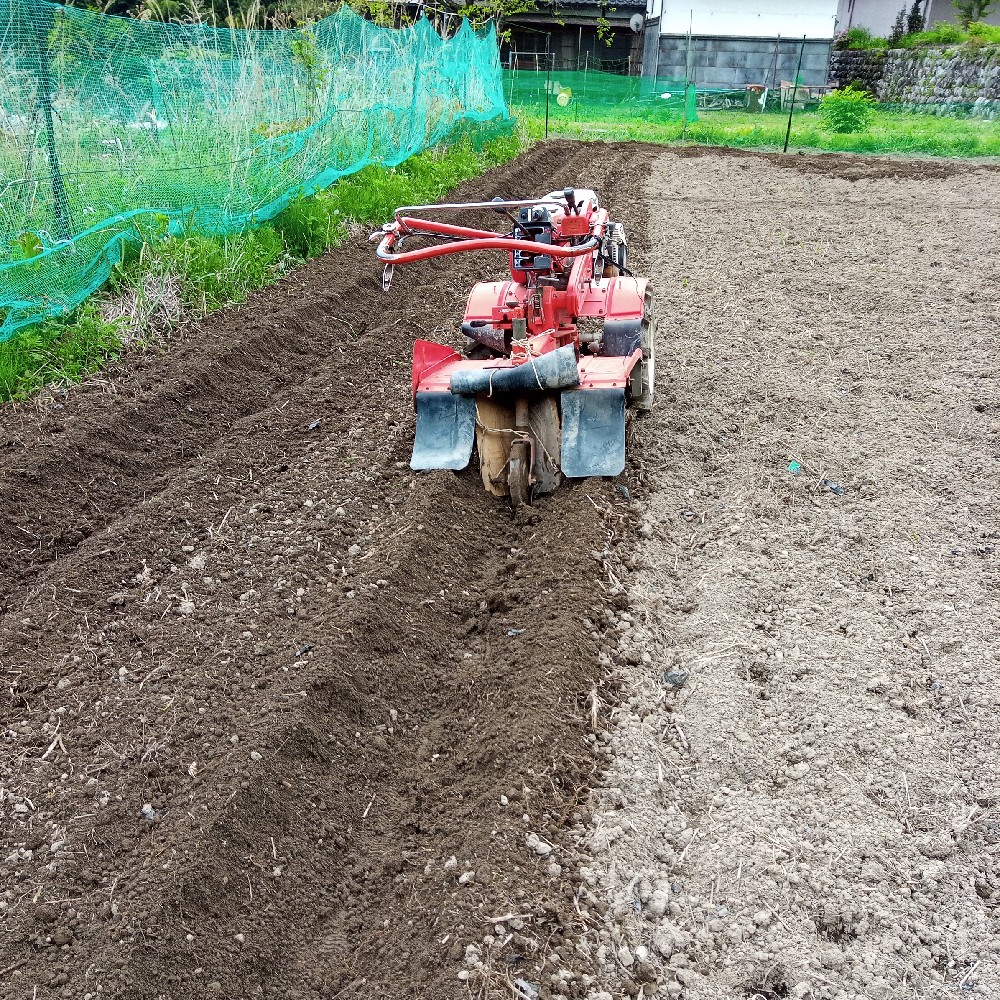 私が使っているクボタの耕運機（管理機）には専用の培土機・畝立機が