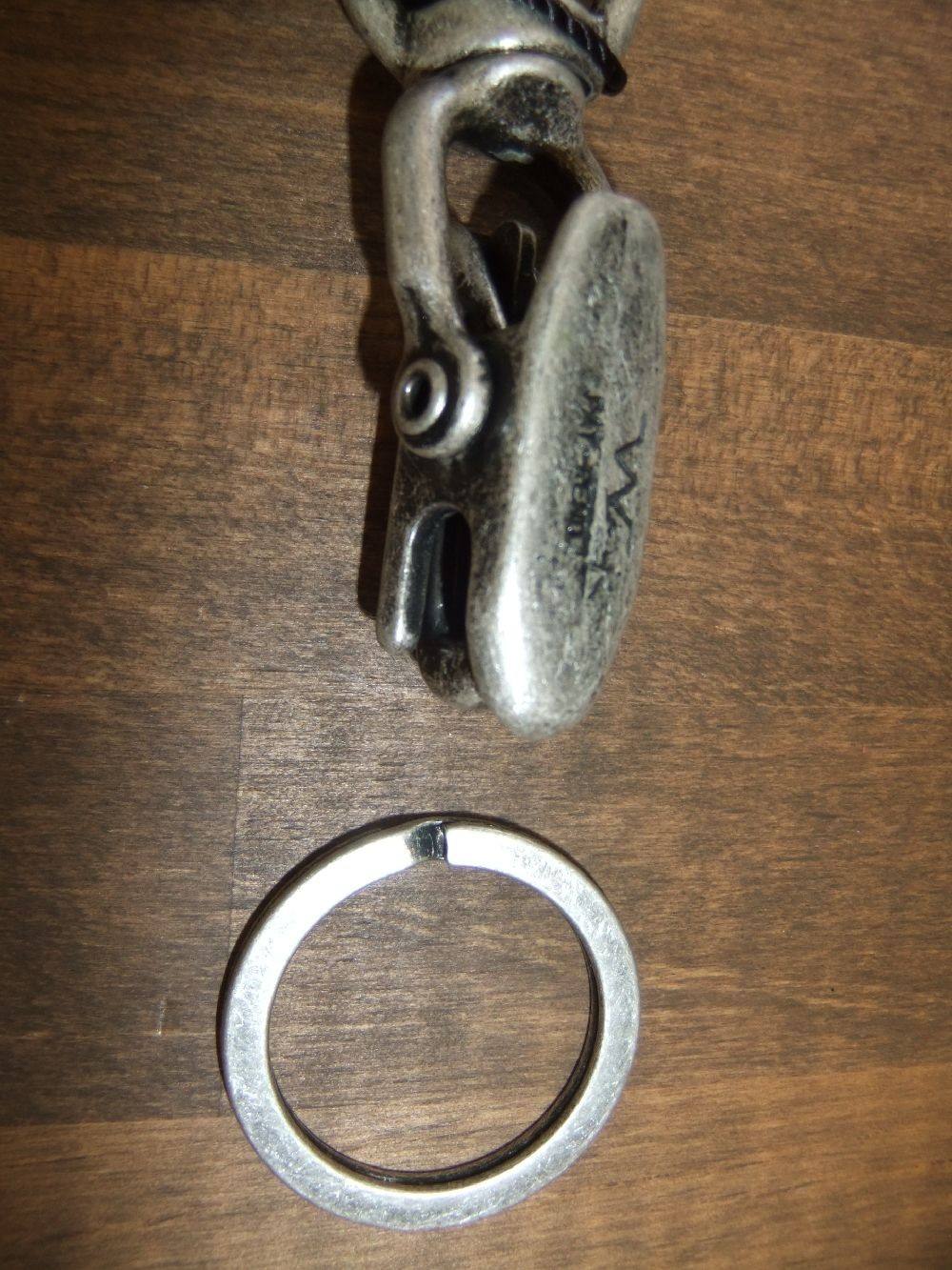 ISAMU KATAYAMA BACKLASH - GUIDI キーホルダー(BEIGE) | 4.444glad