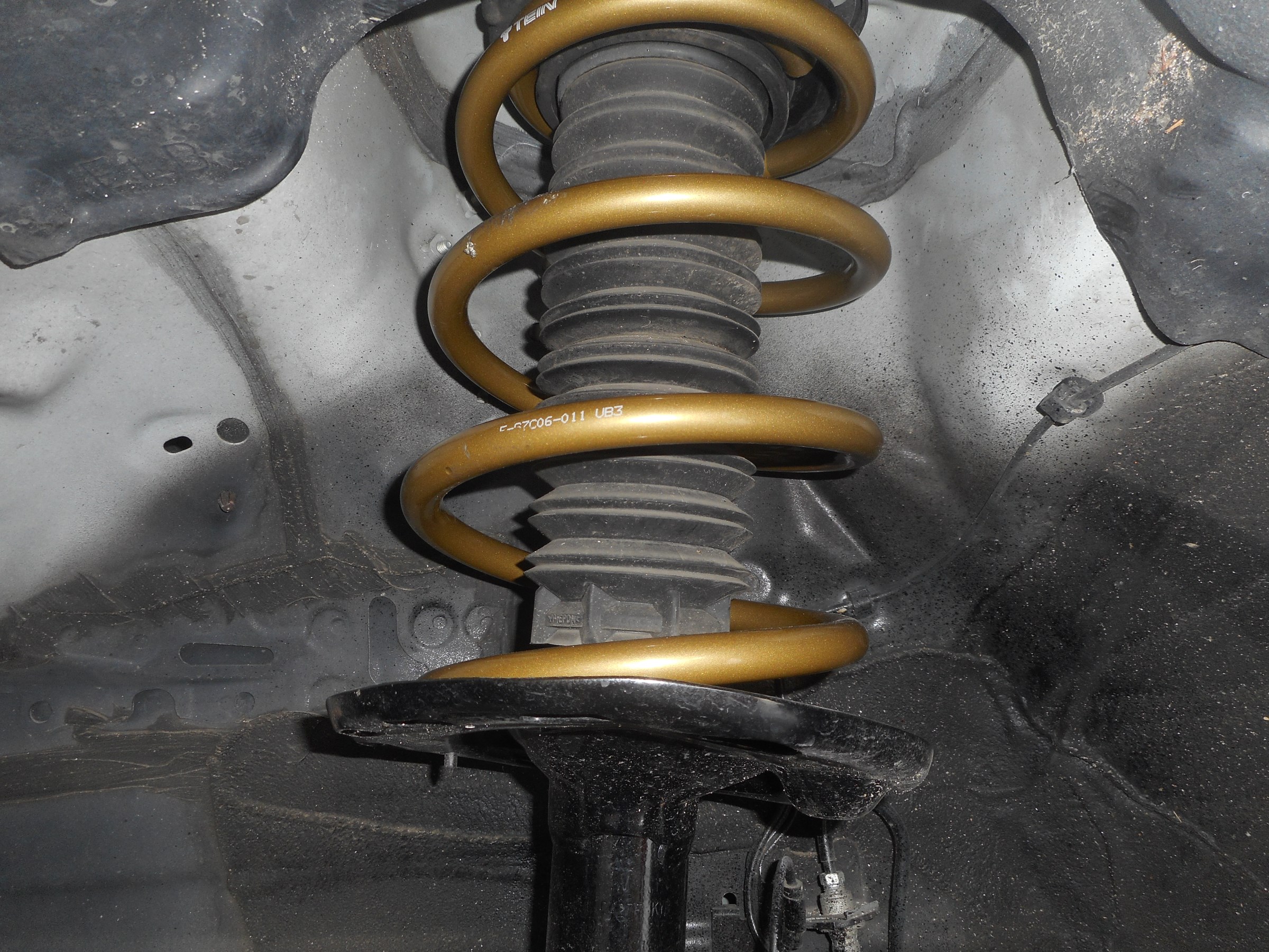 エスティマハイブリッド AHR20W スプリング交換 | トヨタ エスティマ