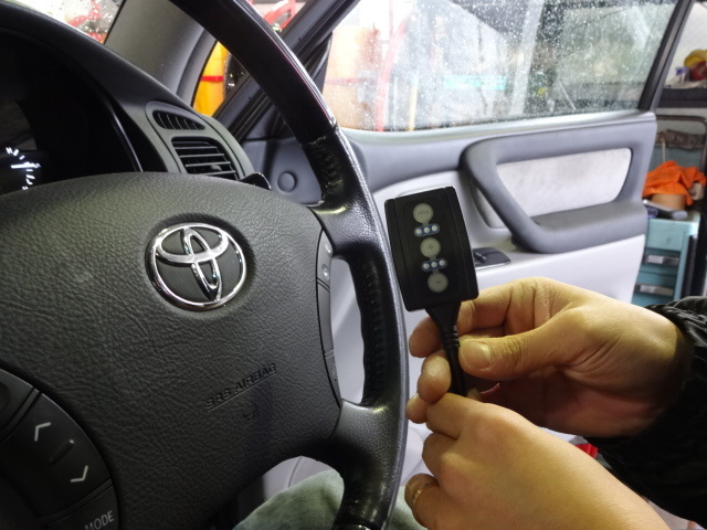 トヨタ ランドクルーザー100系ディーゼルにスロコン取付 ／ DTEペダル