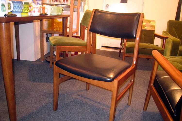 カリモク60 アームレスダイニングチェア（スタンダードブラック