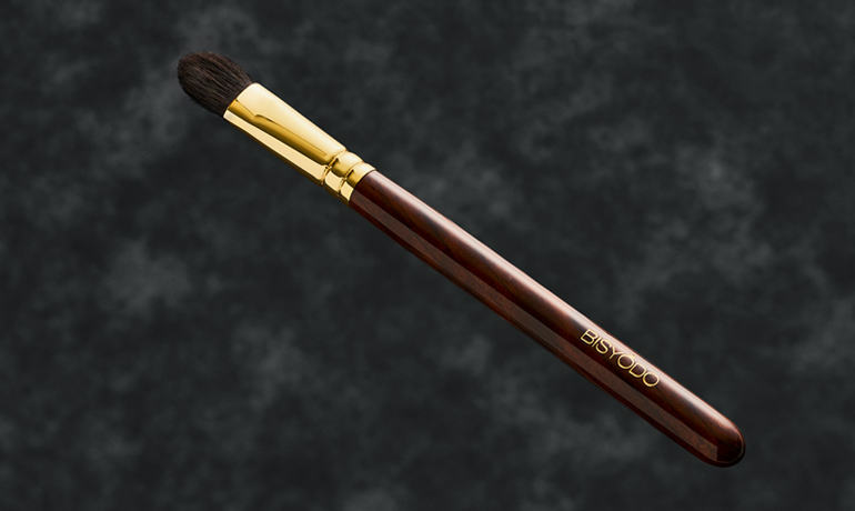 アイシャドーブラシ（トライアングル）。フォックスとタヌキのミックス