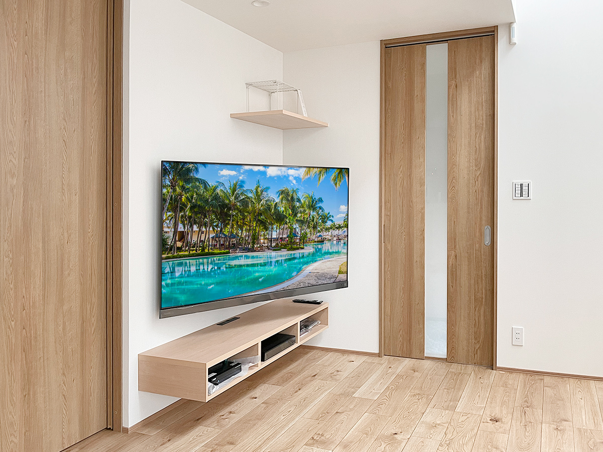 愛知県みよし市で65インチ液晶テレビ(65Z740XS)を上下左右可動式金具