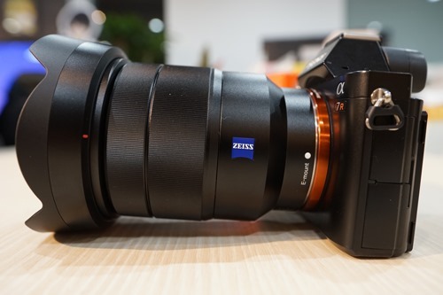 EマウントSEL1635Z（Vario-Tessar T* FE 16-35mm F4 ZA OSS）が