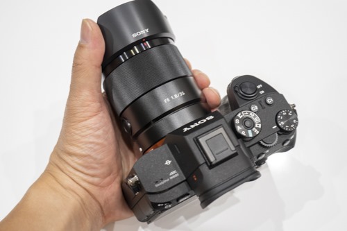 よれる！単焦点広角レンズ『FE 35mm F1.8』、展示開始。 | 店長の