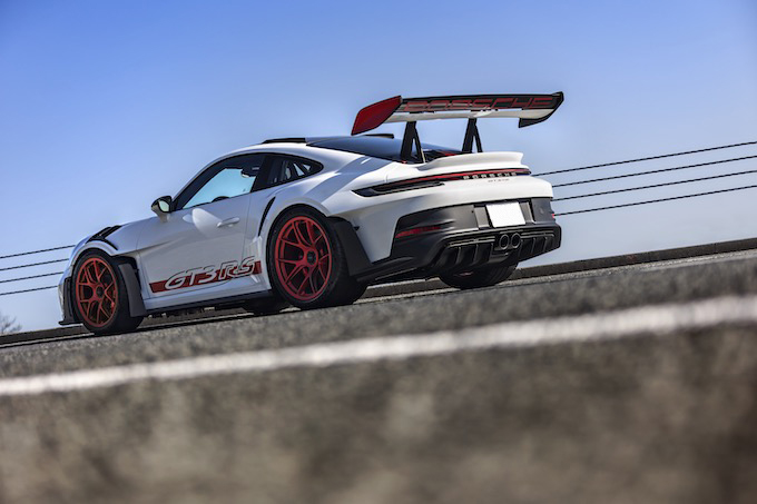 試乗】新型ポルシェ 911 GT3 RS｜ウイングの巨大さに思わずのけぞった