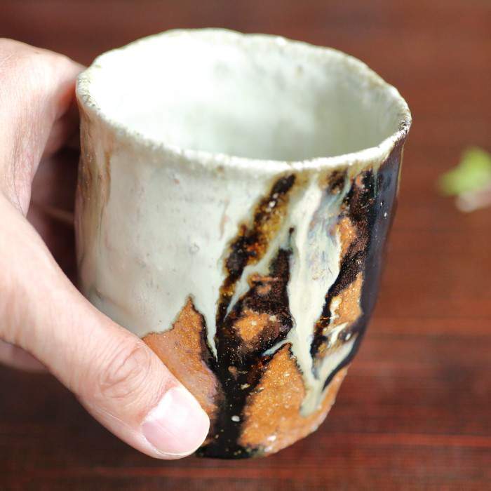 藤ノ木土平 朝鮮唐津手びねり湯呑み 満260ml フリーカップ 登り窯焼成 桐箱