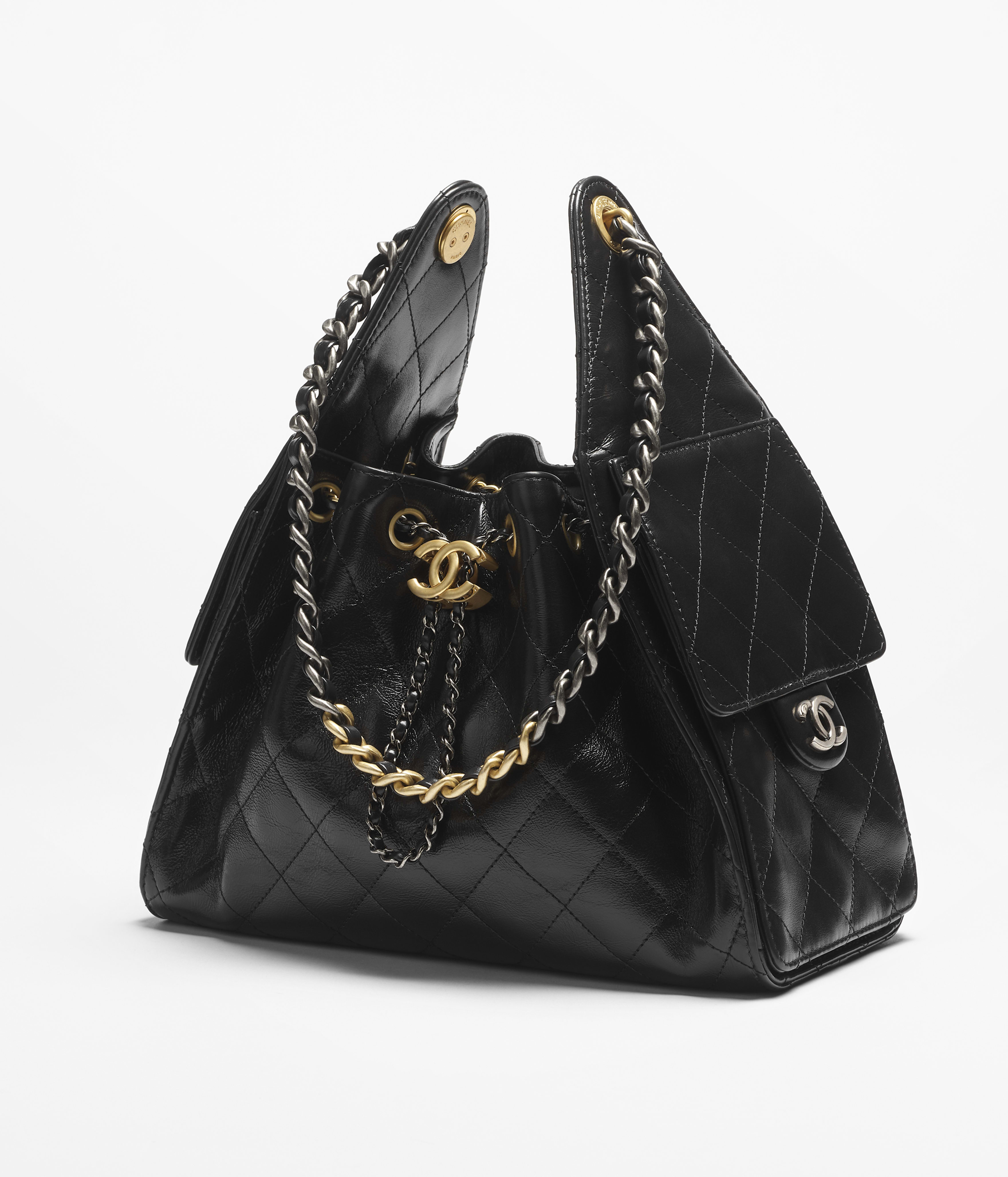 Chanel 25 スモール ハンドバッグ、シャイニー クランプル カーフ