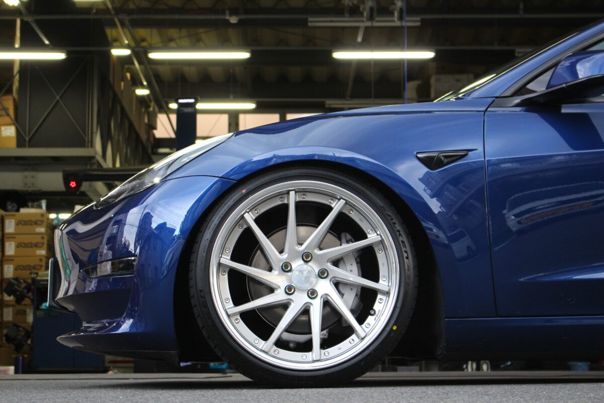 テスラ モデル3にWORKグノーシスCVS 20インチをツライチ装着