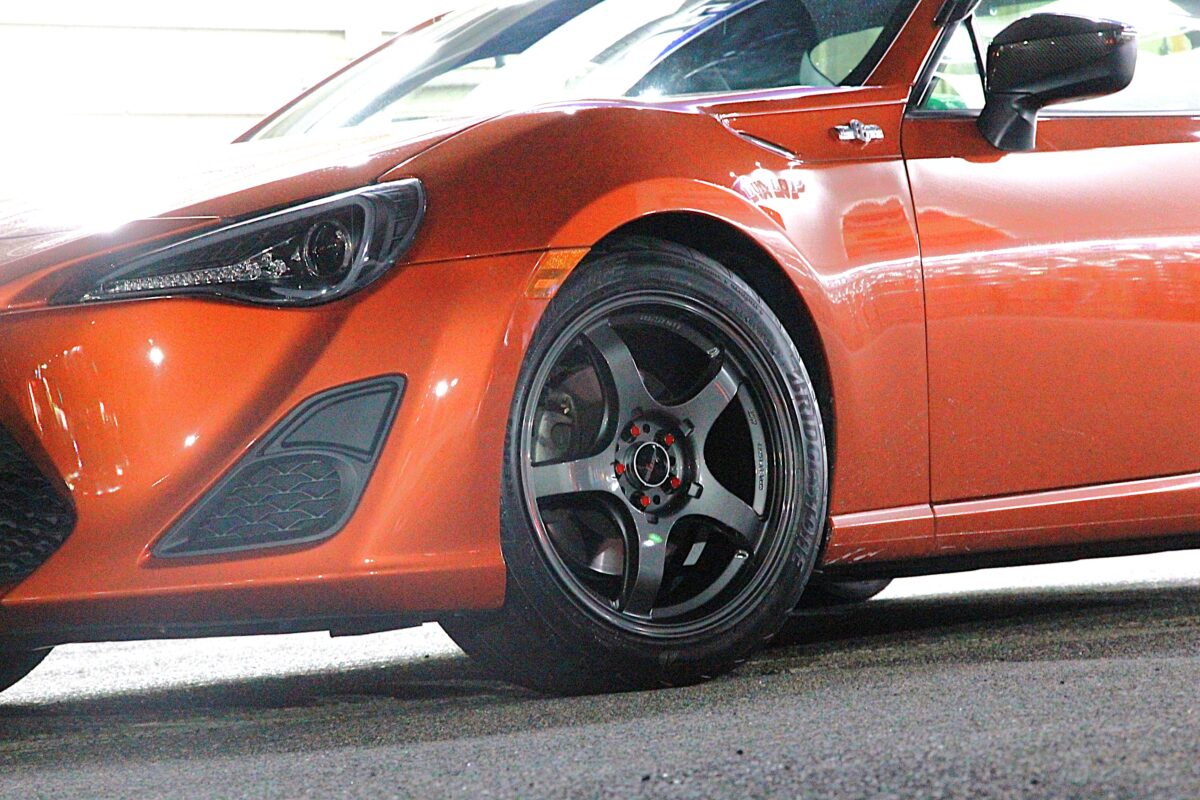 ローダウン済みの86（ZN6）に5本スポークデザインのトレーサー GT-Vで