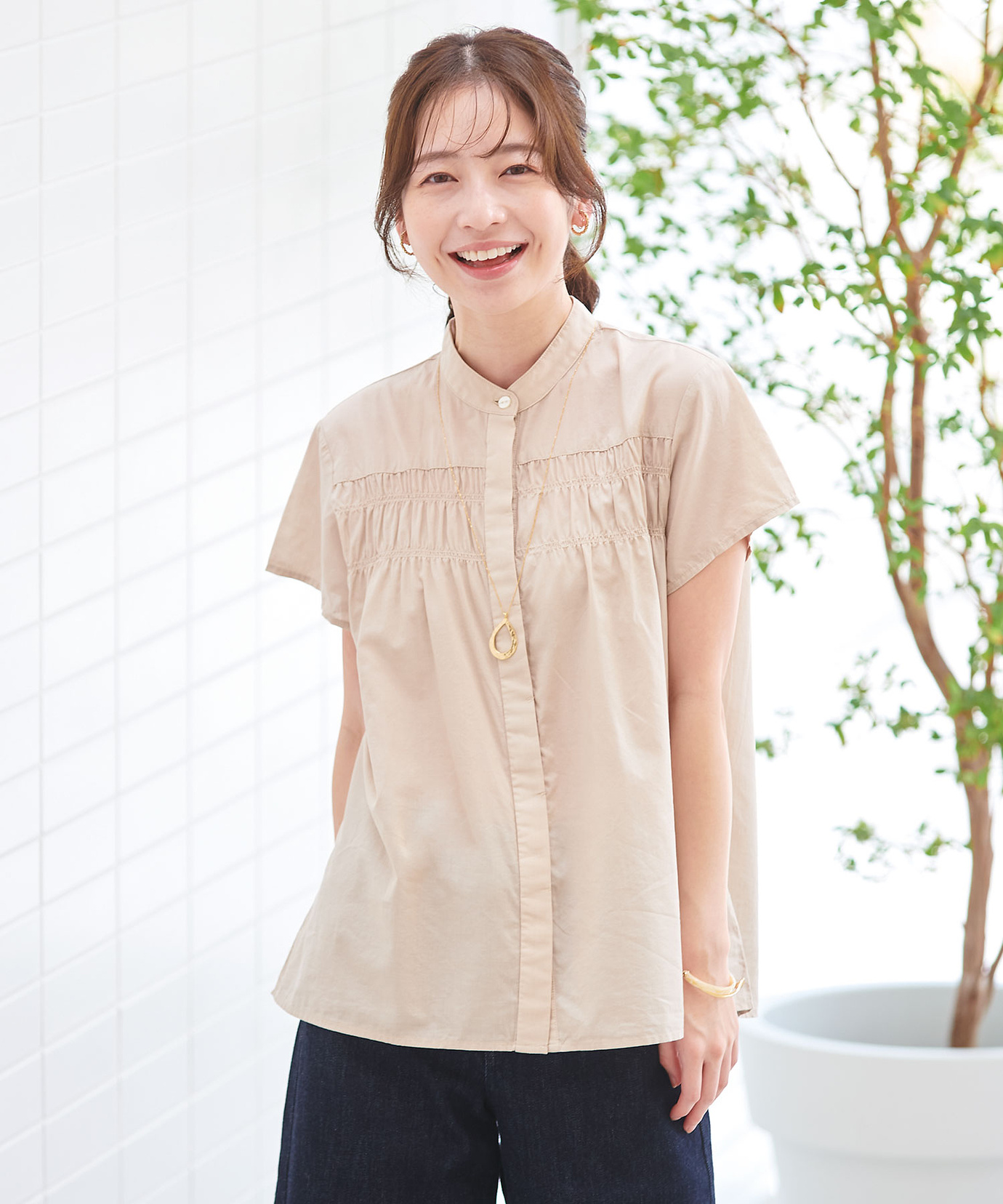 レディース ギャザーデザイン バンドカラー ブラウス【一部店舗限定