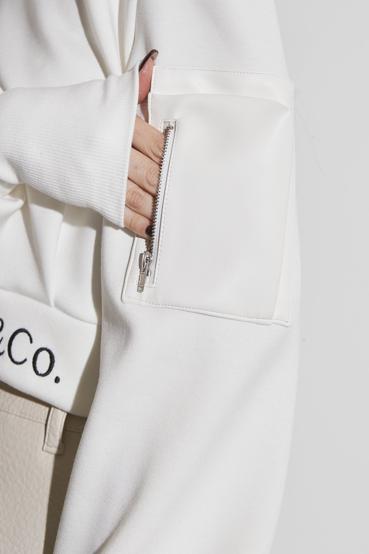 LOGO MA-1 PULLOVER – ANDREA&Co.