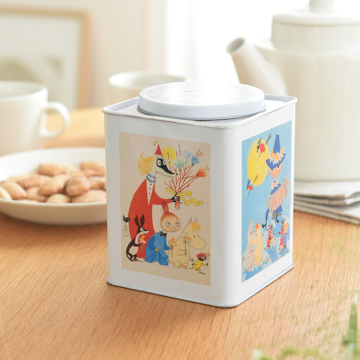 トーベ・ヤンソン生誕110周年。hokka×ムーミンの「限定ビスケット缶