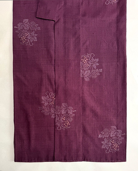 赤紫に葡萄文様本場結城紬 132,000円(税込)着物25-02-03ご売約済