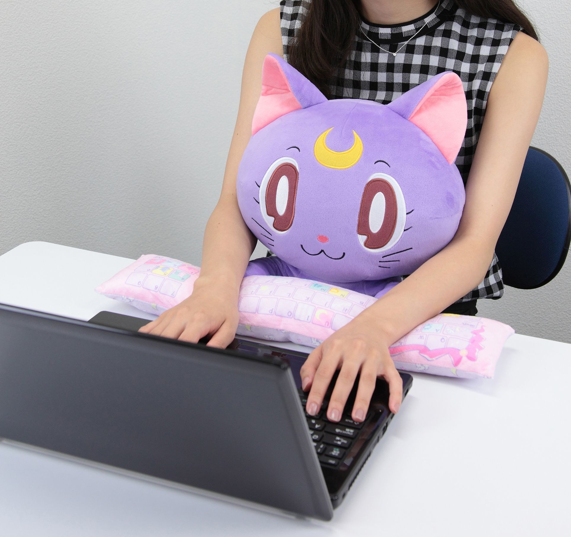 セーラームーン」ルナのぬいぐるみ型クッション登場 ～ ストレス社会で