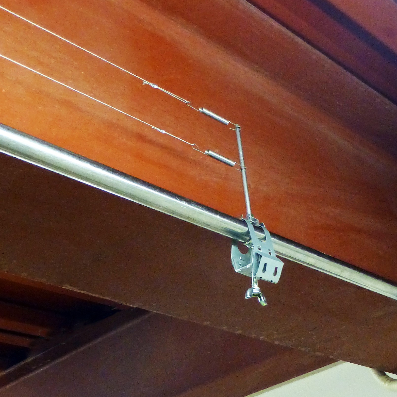 迷惑な鳩もこれで解決！「ハトワイヤー」の 新型支柱セット2種類を10月