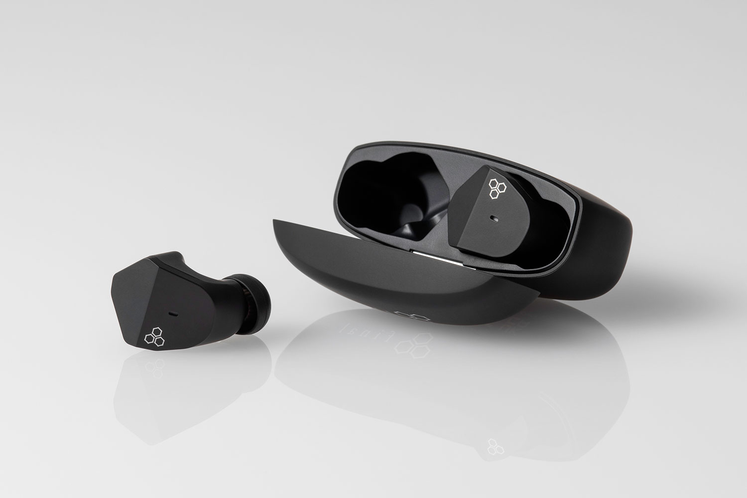 finalより新しい定番と言える 完全ワイヤレスイヤホン「ZE2000」発売の