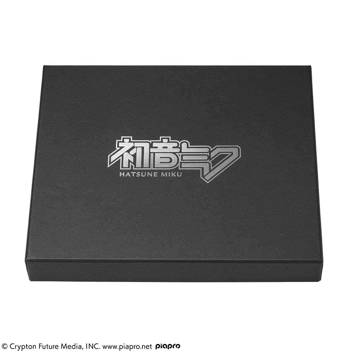 初音ミク』をイメージした スタイリッシュな本革財布と名刺入れが