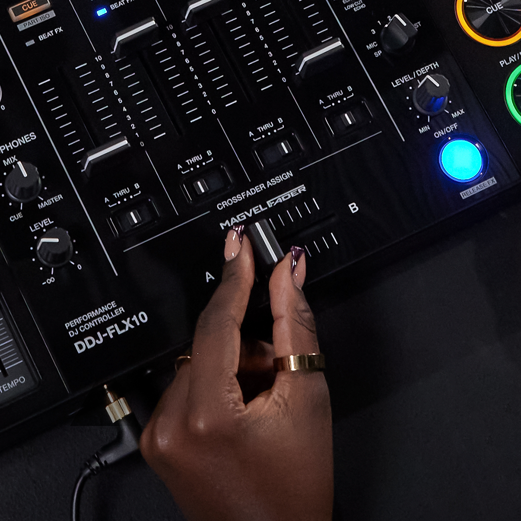 rekordbox・Serato DJ Pro対応4ch DJコントローラー 「DDJ-FLX10」が