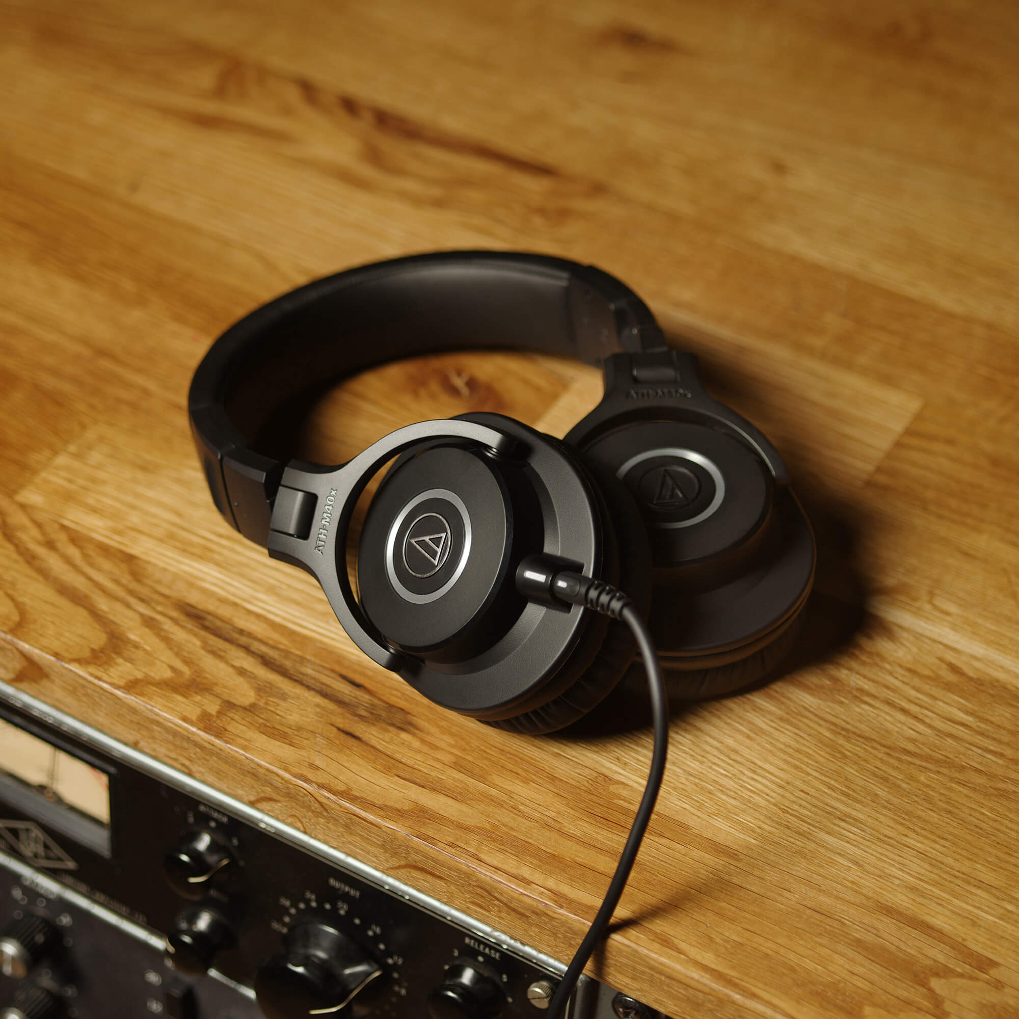 ATH-M40x l Professional Studio Monitor Headphones | Audio-Technica