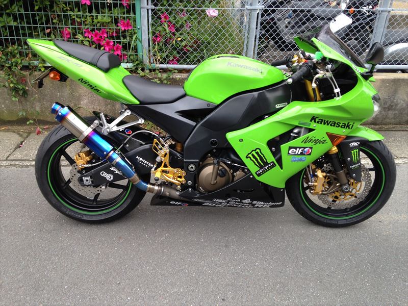 ZX-10Rに色の組み合わせができるカラーバックステップ装着| AxxL