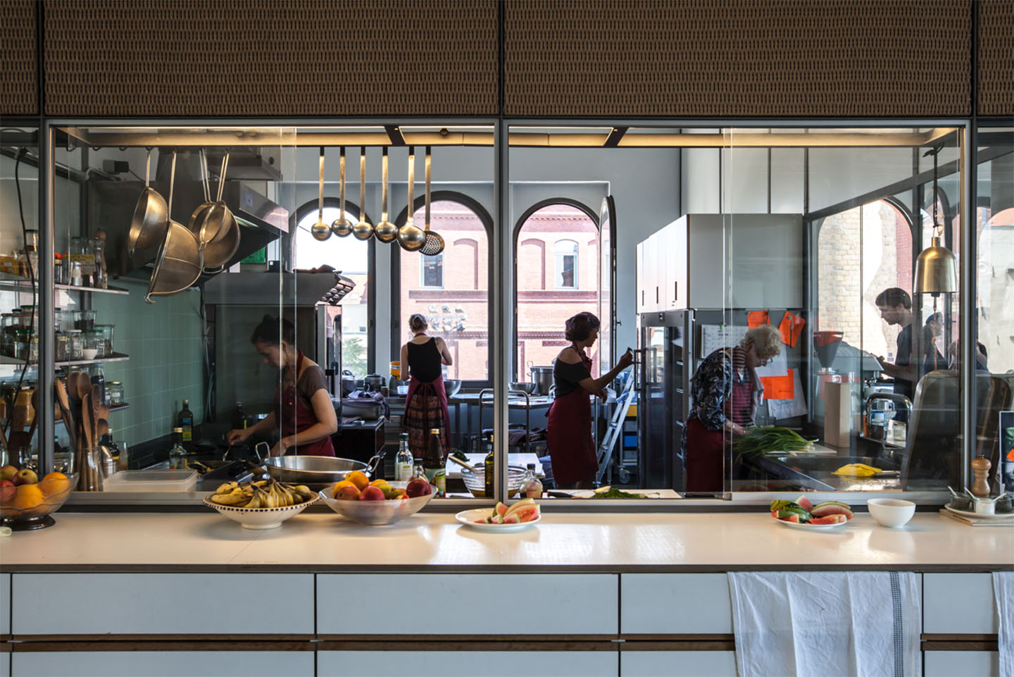 オラファー・エリアソンのベルリンスタジオ訪問。100名のスタッフが